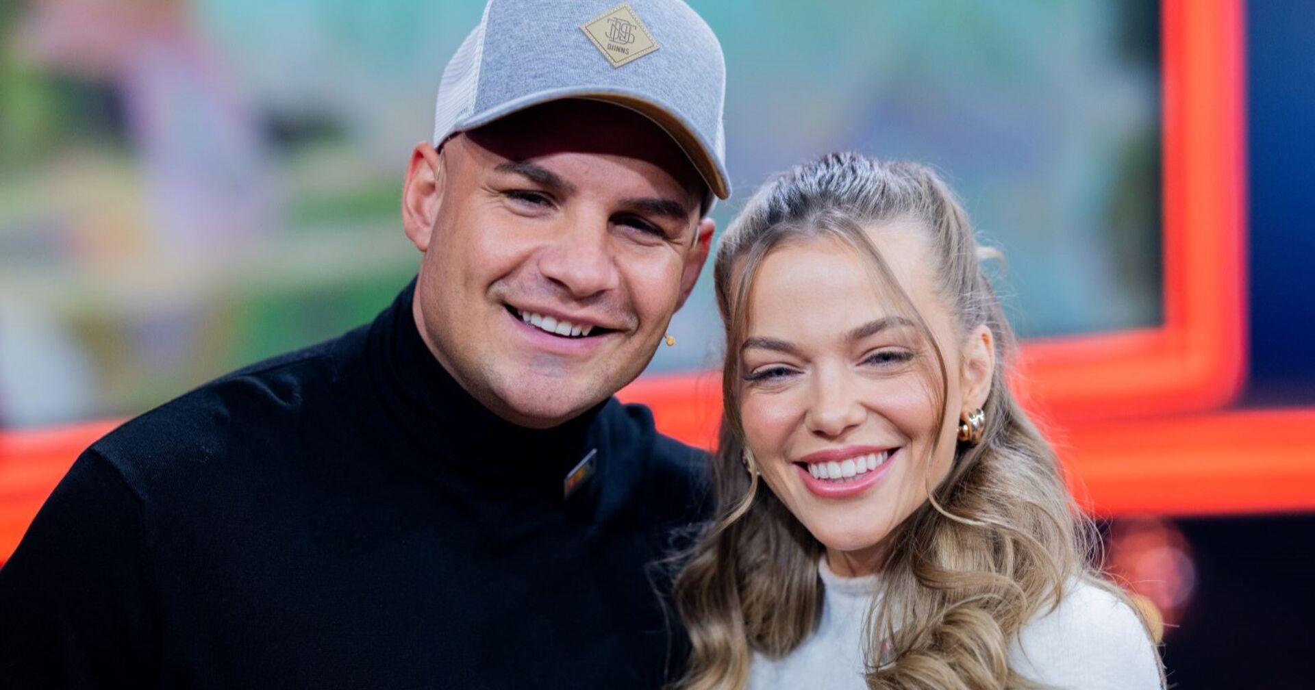 Pietro Lombardi und Laura Maria Rypa lächeln in die Kamera.