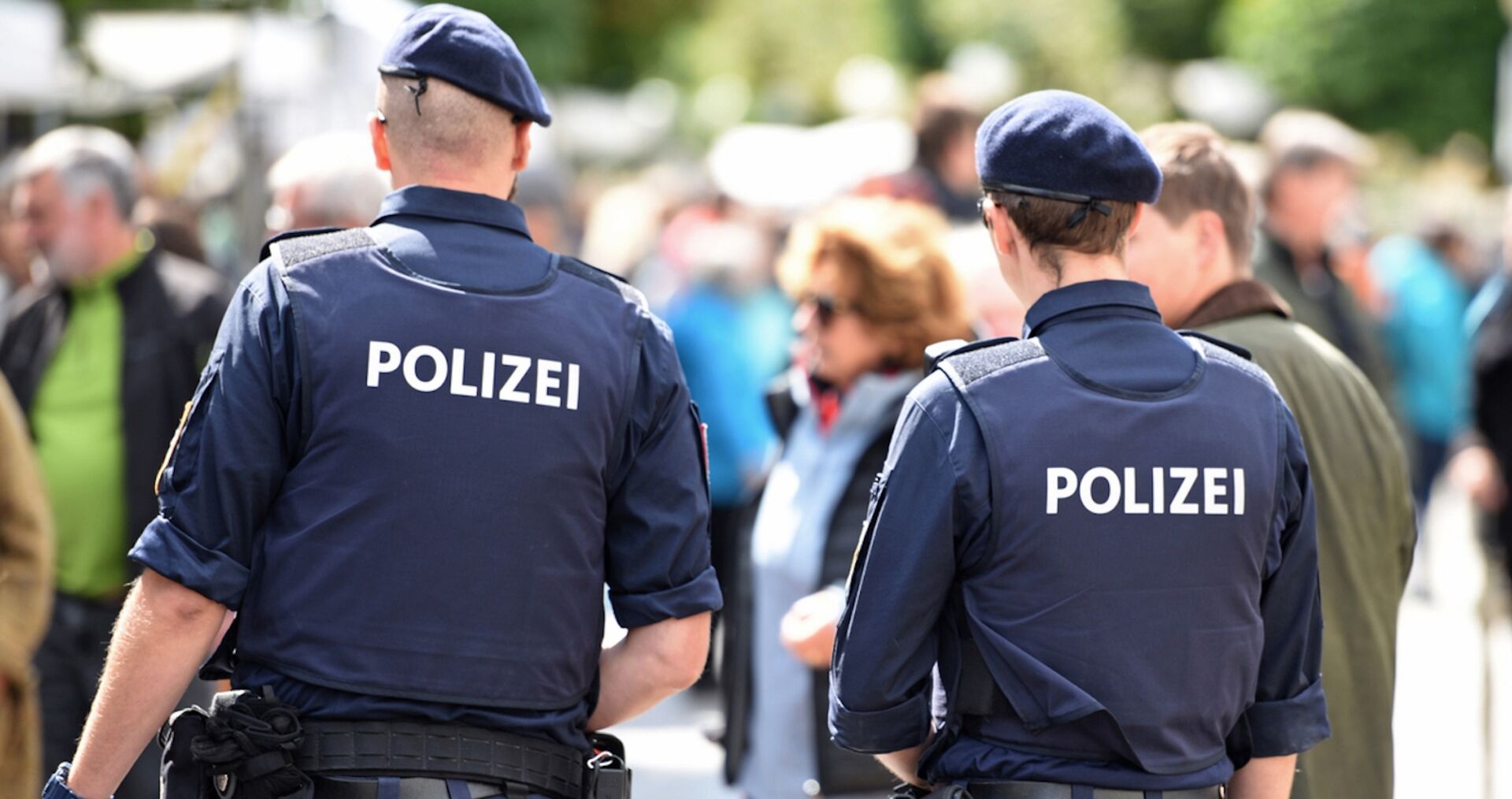 Zwei Polizisten in einer Menschenmenge