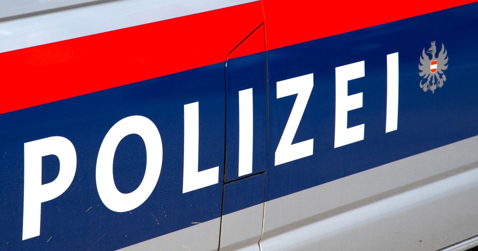 Logo der Polizei auf Einsatzwagen