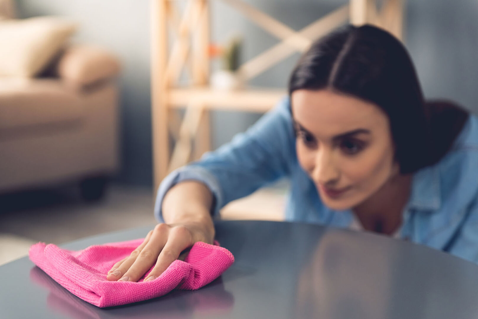 Frau reinigt Oberfläche | Credit: iStock.com/vadimguzhva