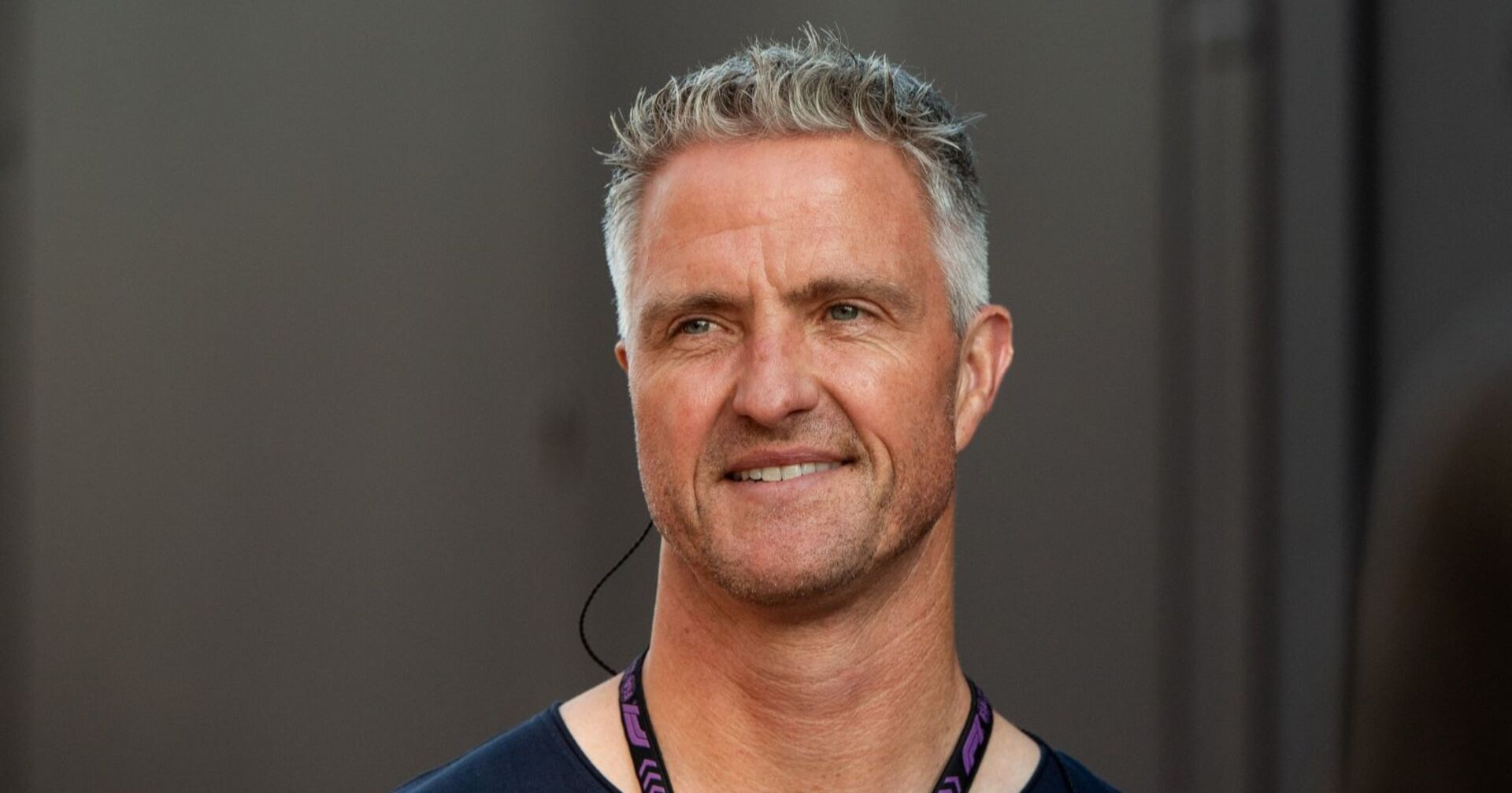 Ralf Schumacher lächelt und blickt nach rechts.