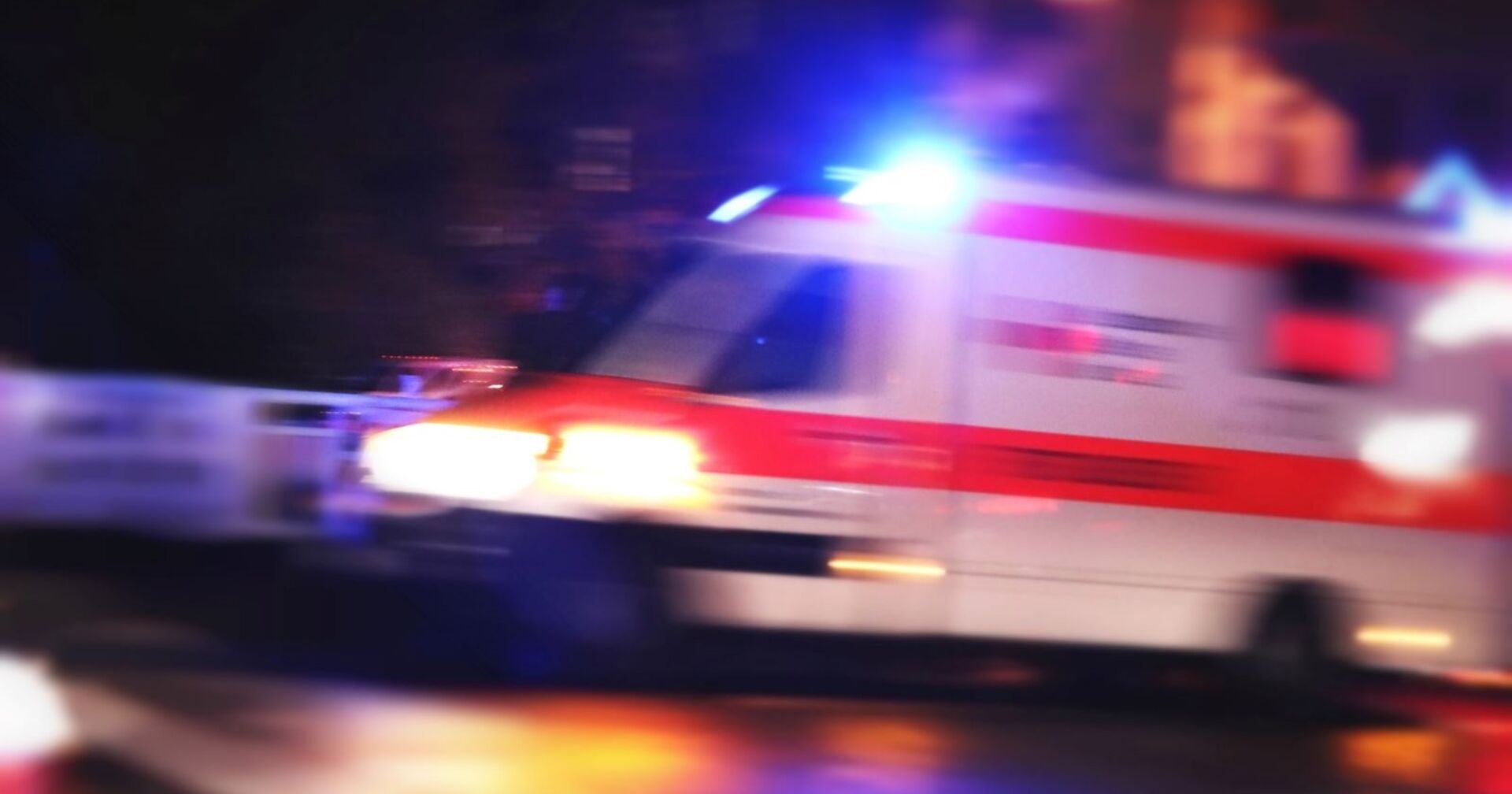 Rettungswagen fährt in der Dunkelheit