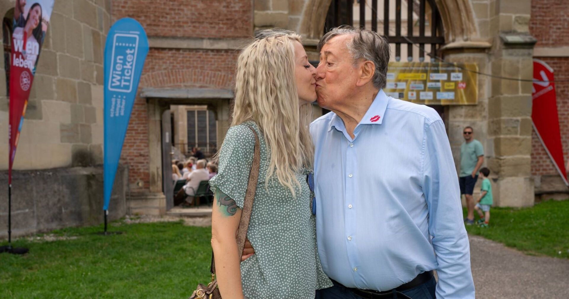 Richard Lugner und seine Ehefrau Simone küssen sich.