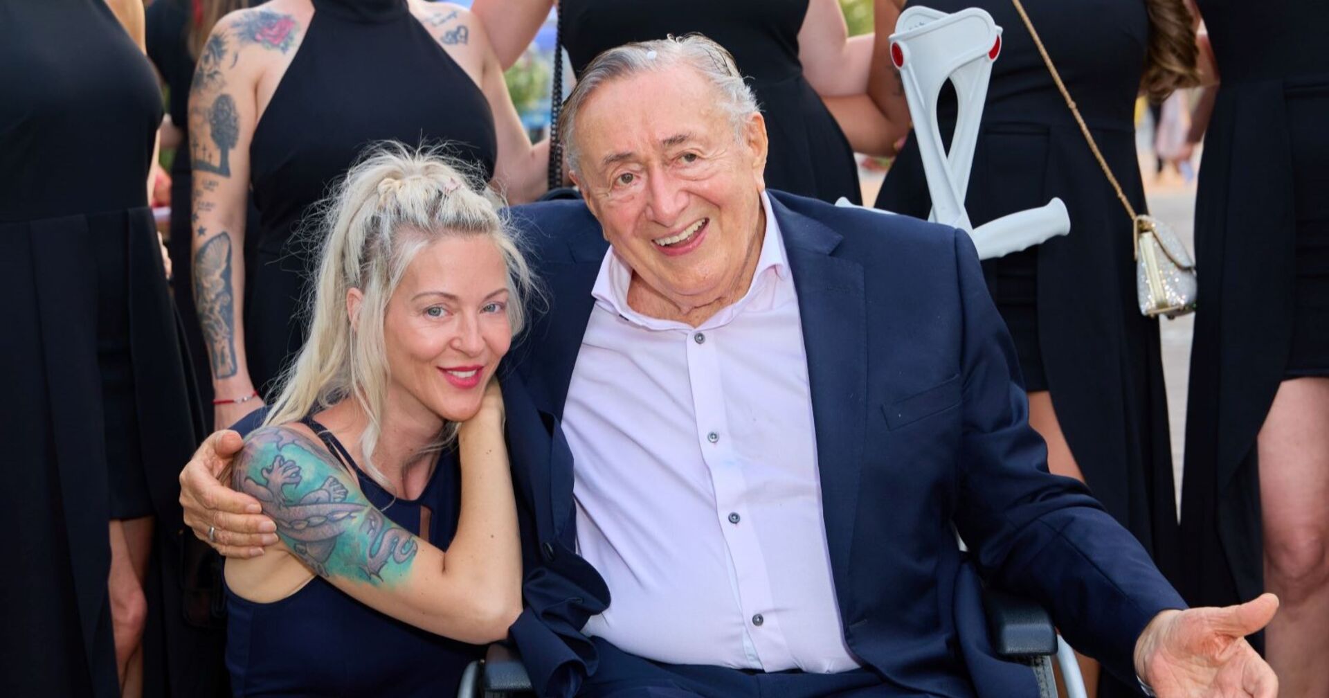 Simone Lugner schmiegt sich an Richard Lugner.