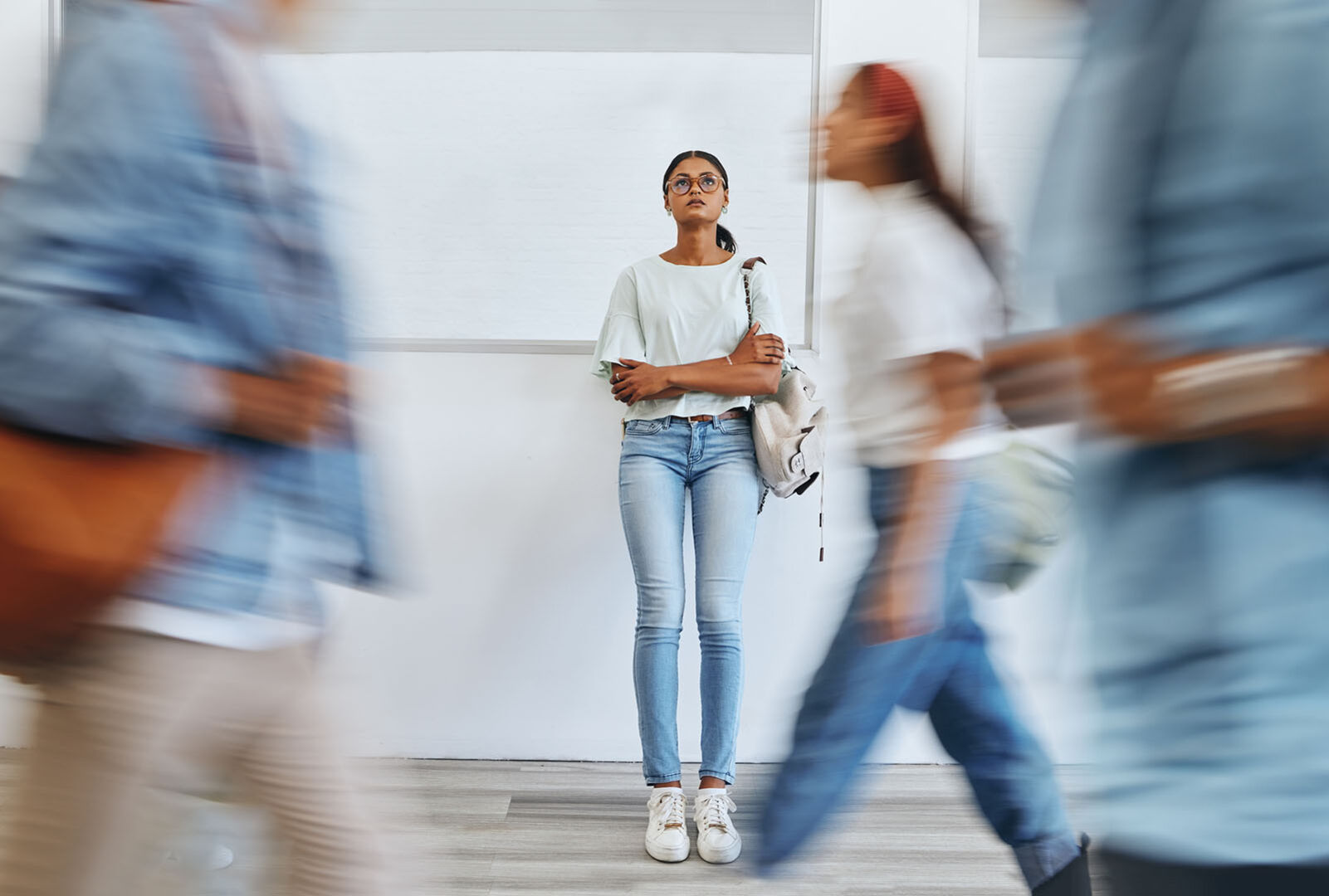 Frau spürt innere Unruhe | Credit: iStock.com/PeopleImages