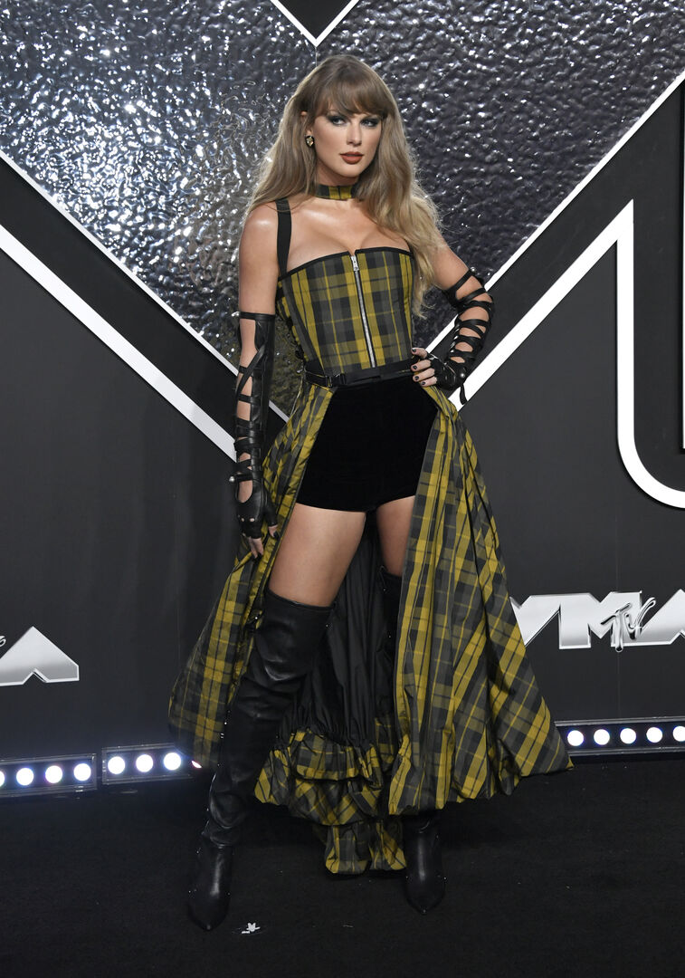 Eine blonde Frau in einem karierten Look