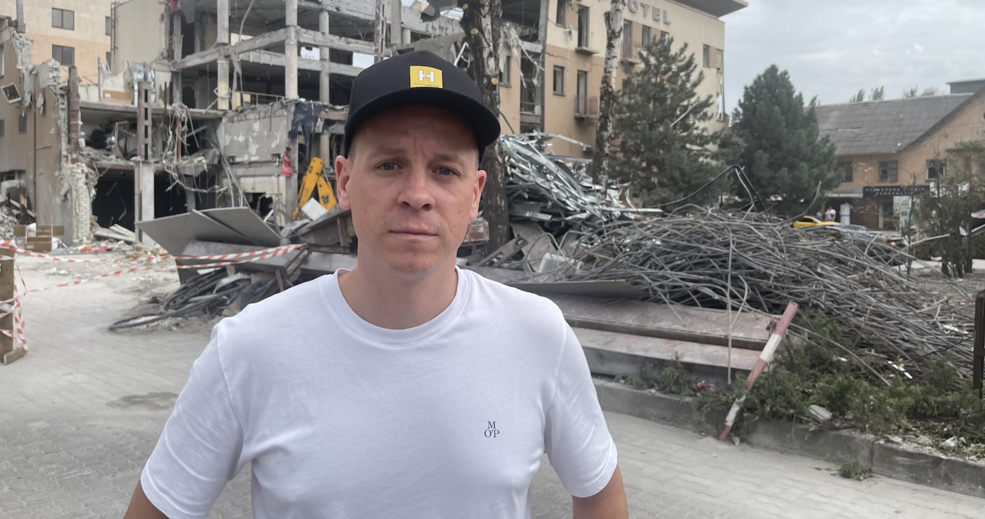 Porträt auf einer Straße voller Trümmer