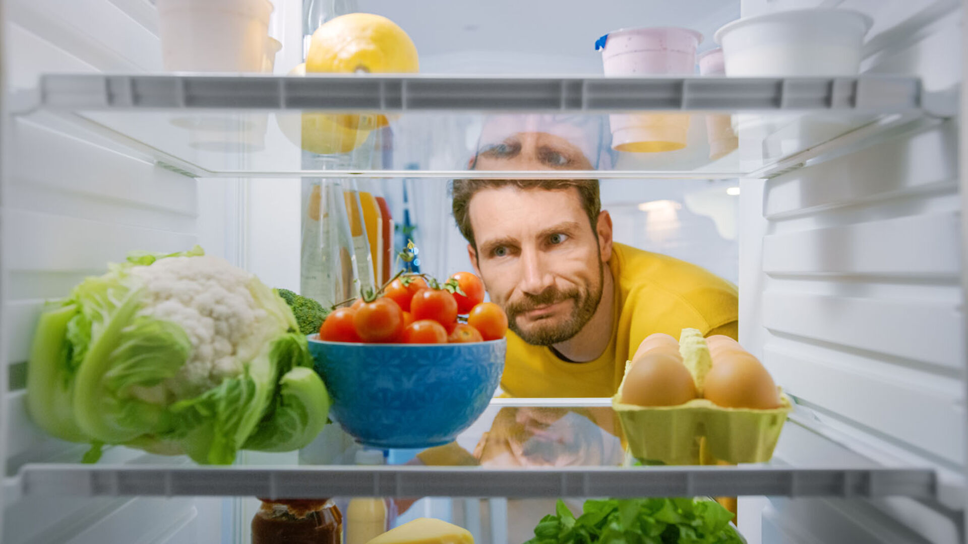 Tomaten stehen im Kühlschrank | Credit: iStock.com/gorodenkoff