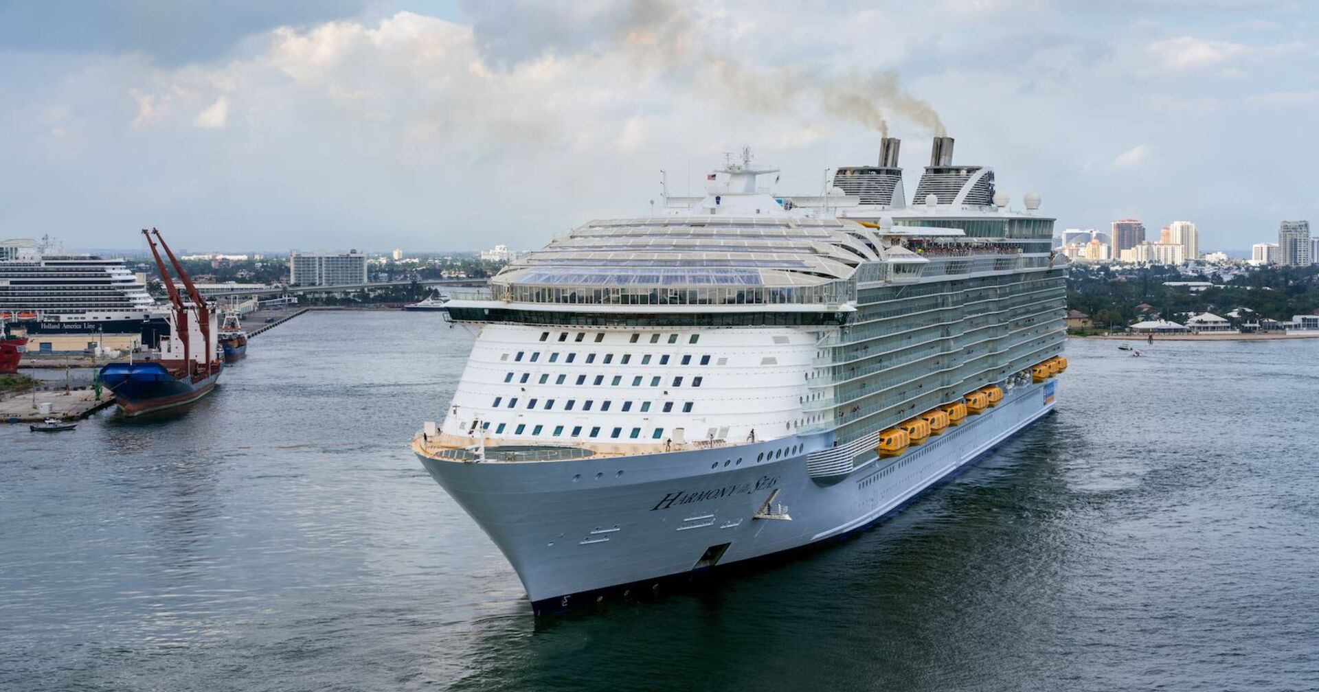 Das Schiff Harmony of the Seas in einem Hafen.