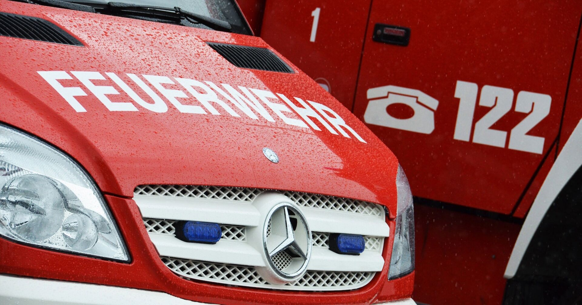 Feuerwehrauto von vorne mit der Rufnummer 122