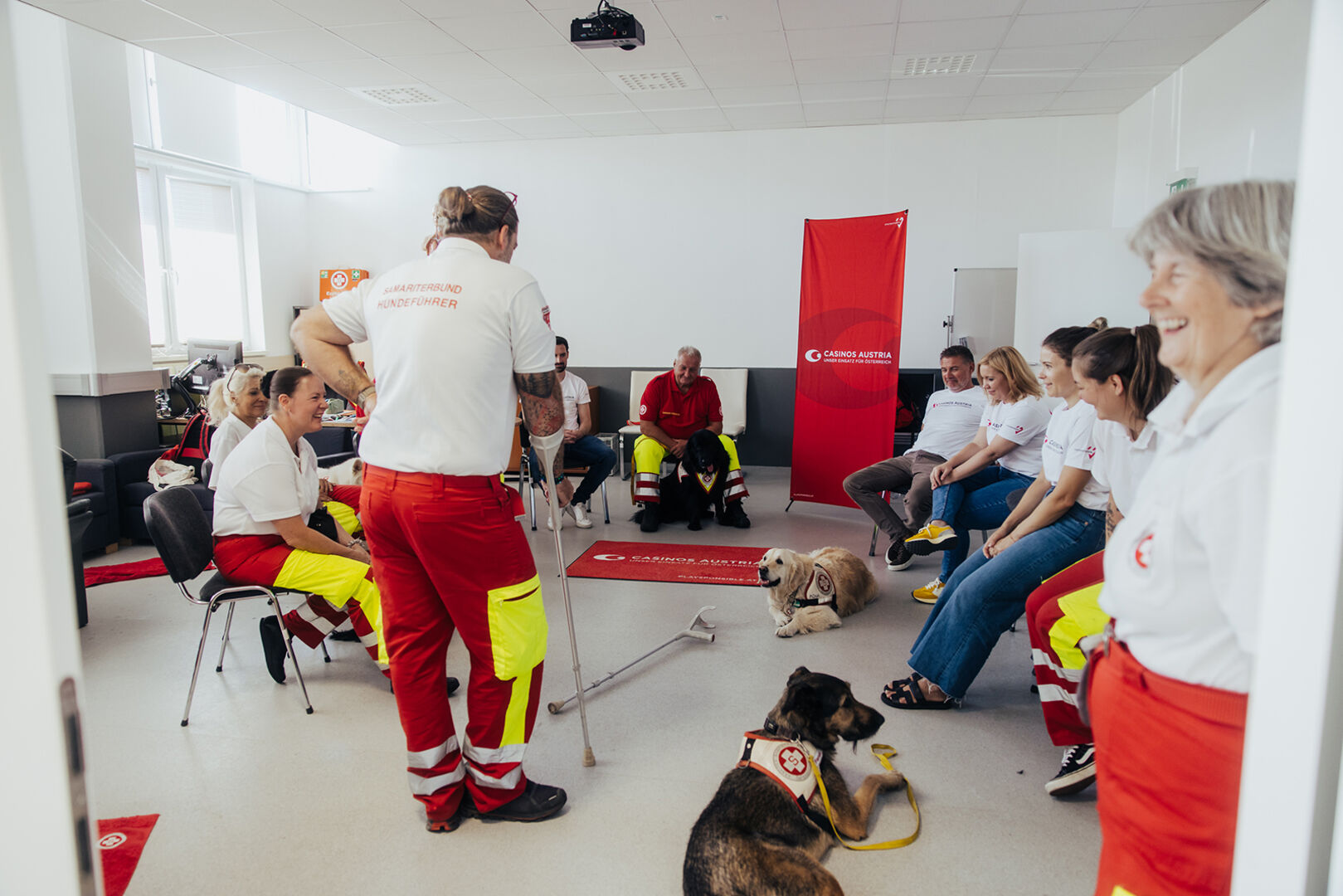 Rettungskräfte mit ihren Hunden im Aufenthaltsraum | Credit: Casinos Austria