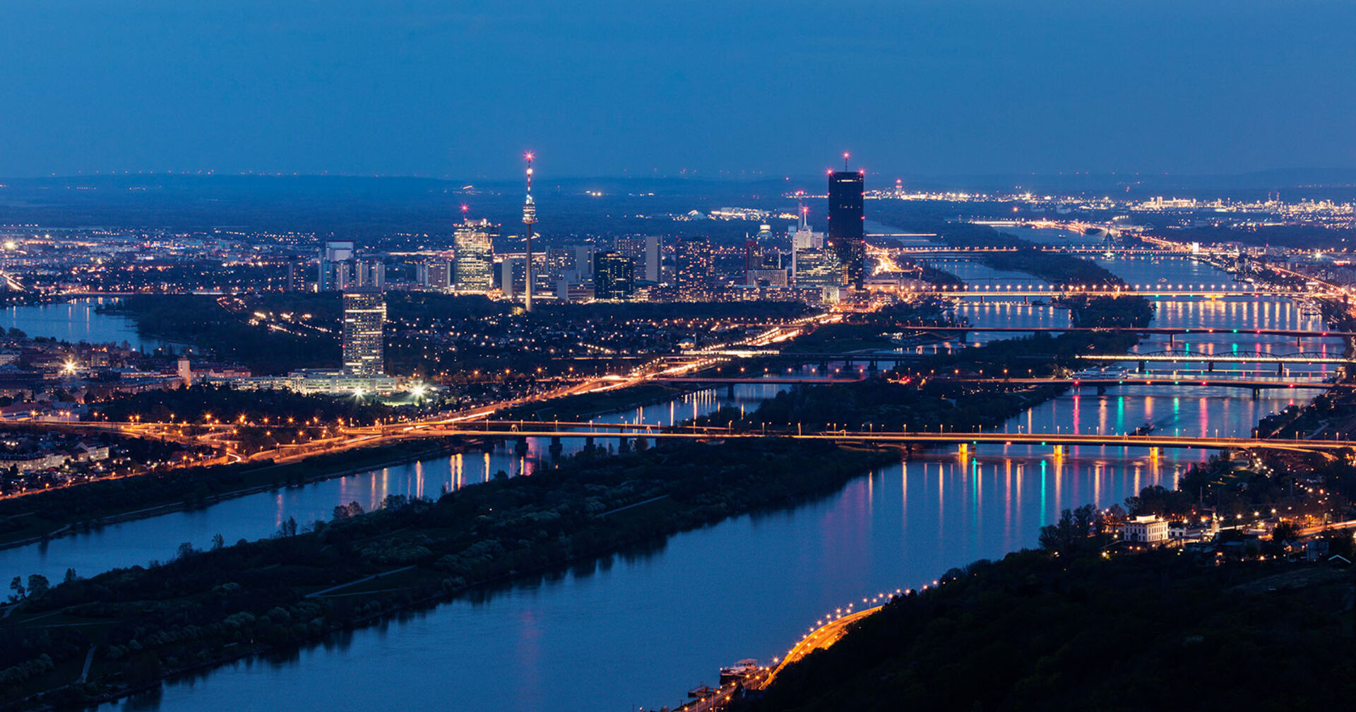 Skyline von Wien bei Nacht | Credit: iStock.com/benkrut