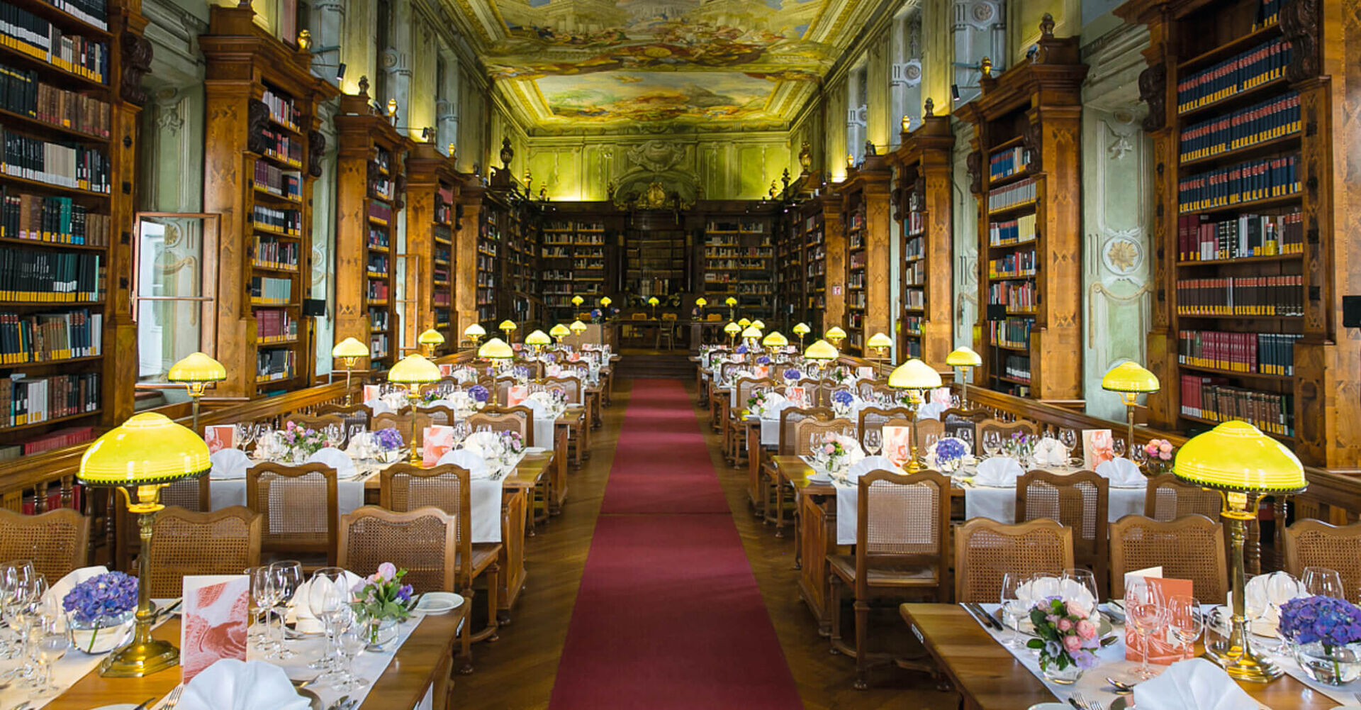 Im Augustinersaal neben dem Prunksaal können Gäste an den historischen Lesetischen dinieren.