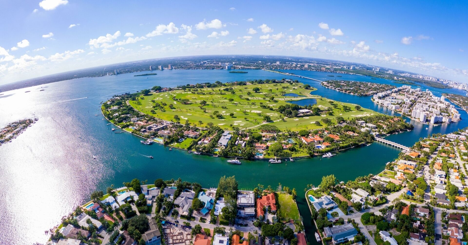Insel mit Park und Häusern, drumherum Meer und darüber Himmel