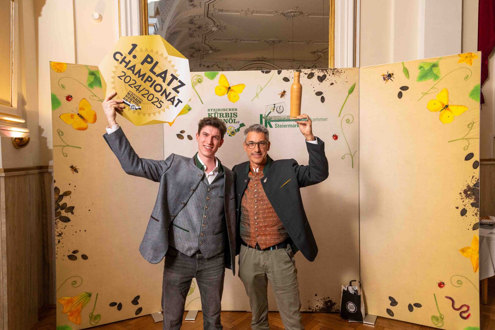 Zwei Männer heben zwei Schilder hoch