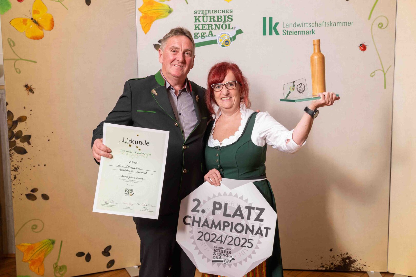 Mann und Frau halten Schilder in die Kamera