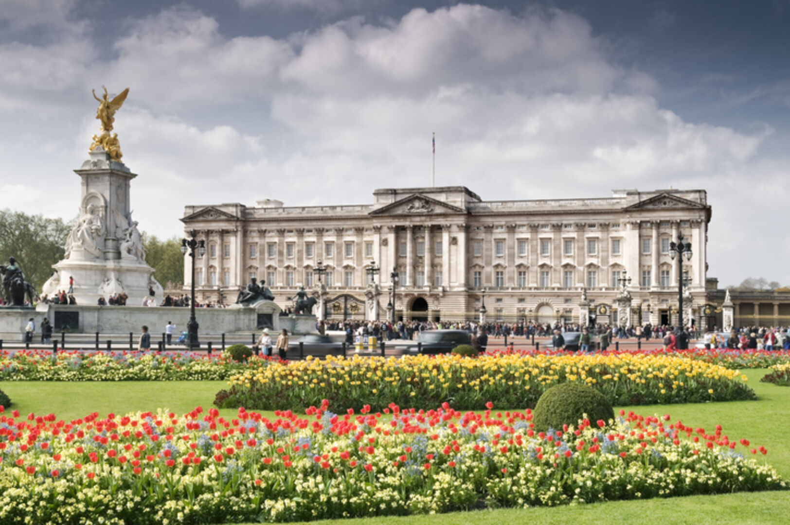 Buckingham Palast mit Park und Statue im Vordergrund
