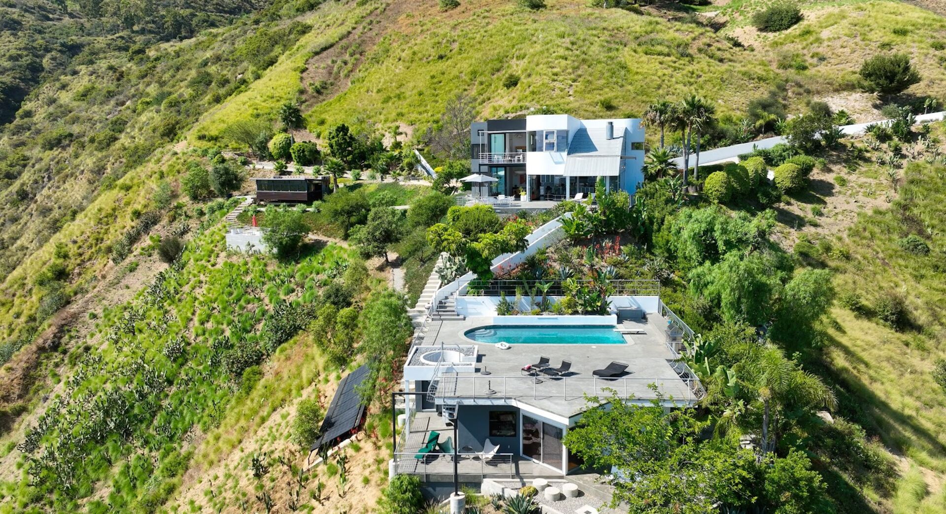 Villa in Landschaft mit Pool
