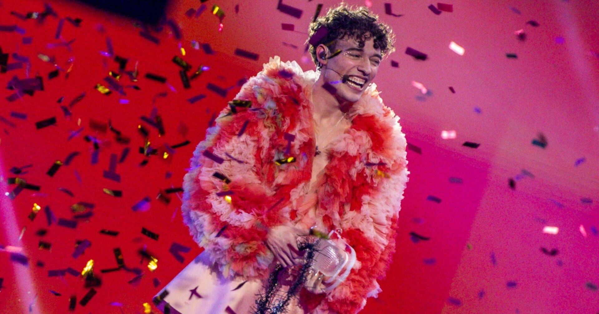 Auf der Bühne mit rosa Konfetti