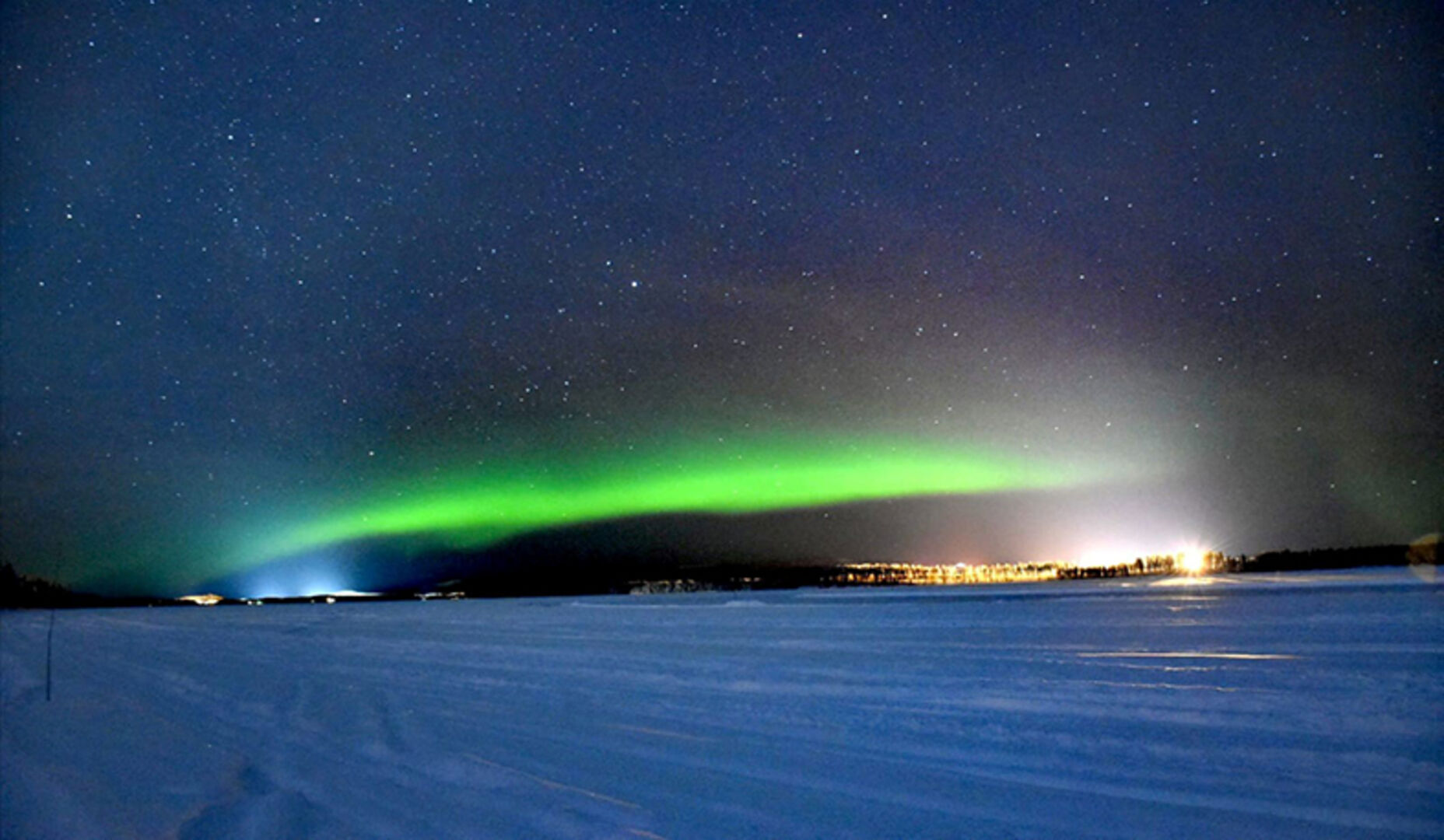 Tanzende Polarlichter – Aurora borealis – wer sucht sie nicht, die Nordlichter! An zugefrorenen Seen kann das Himmelspektakel besonders gut bestaunt werden.