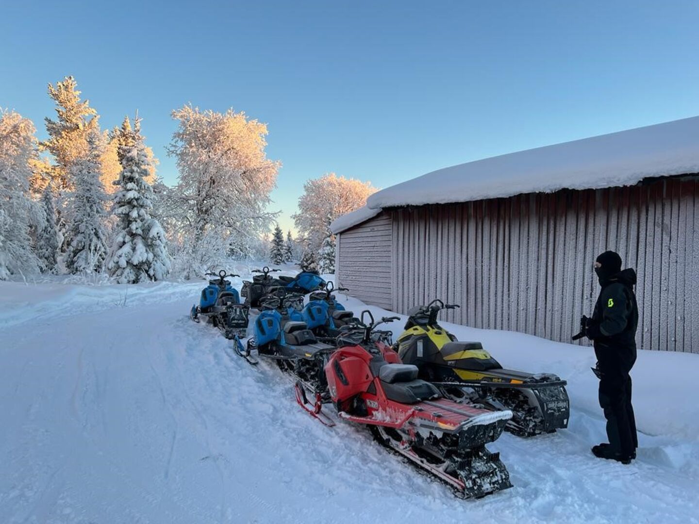 Bei den, durch kompetente Guides, geführten Schneemobil-Touren können alle ihr eigenes Schneemobil fahren, oder wenn gewünscht, auch als Beifahrer.