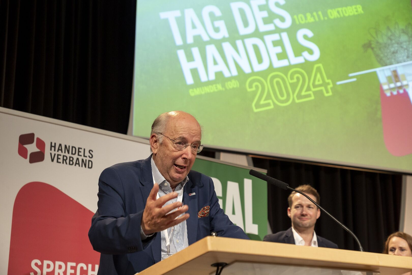 Beide auf der Bühne mit Logo