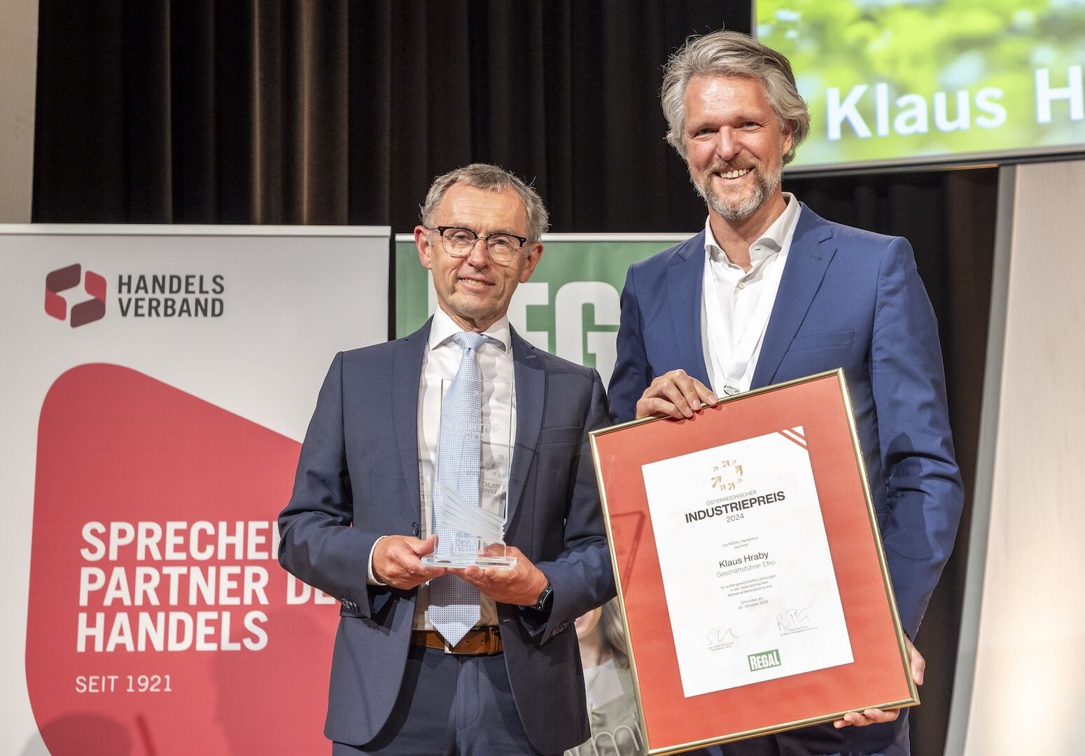 Nebeneinander auf der Bühne mit Urkunde in einem Rahmen