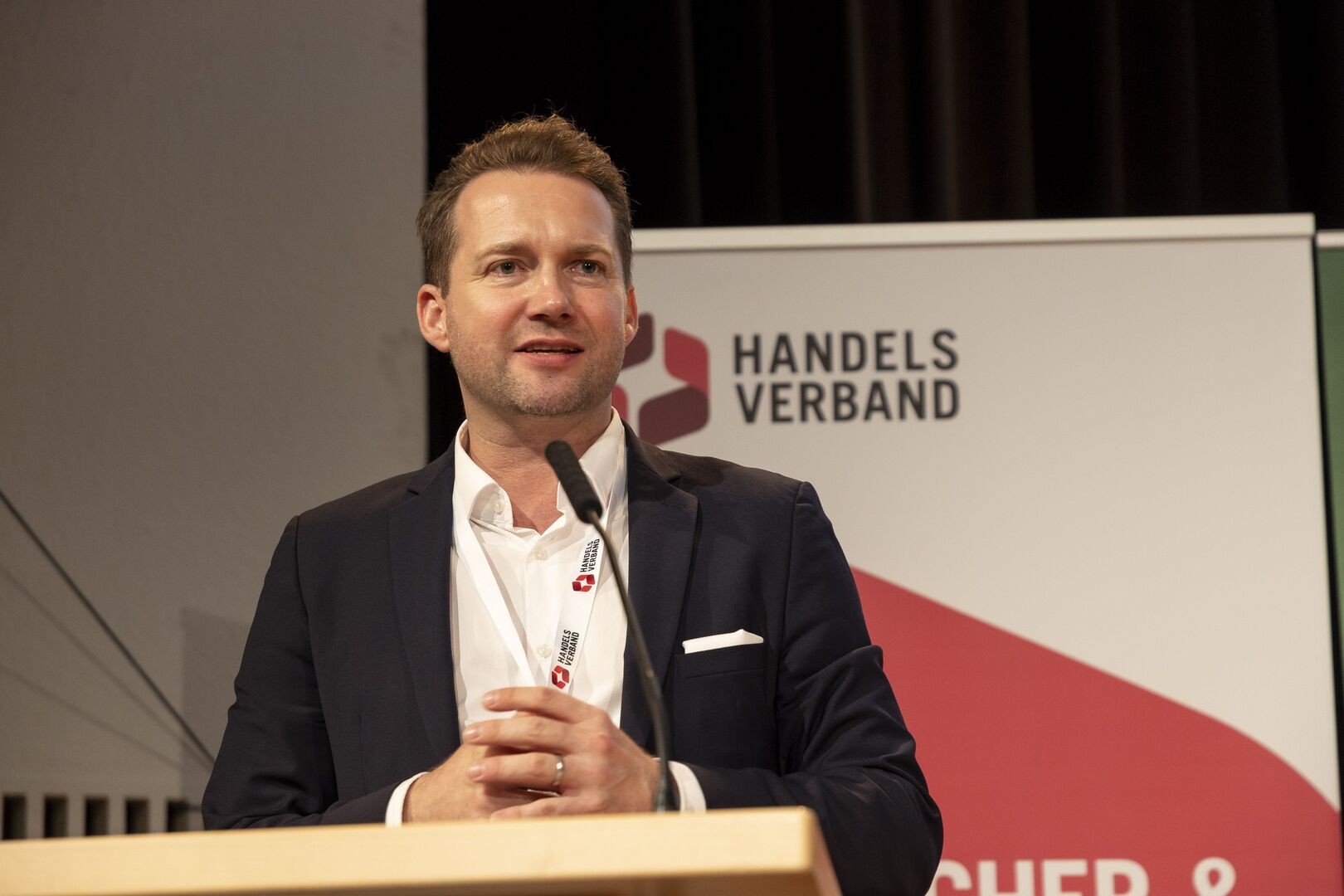 Porträt am Rednerpult