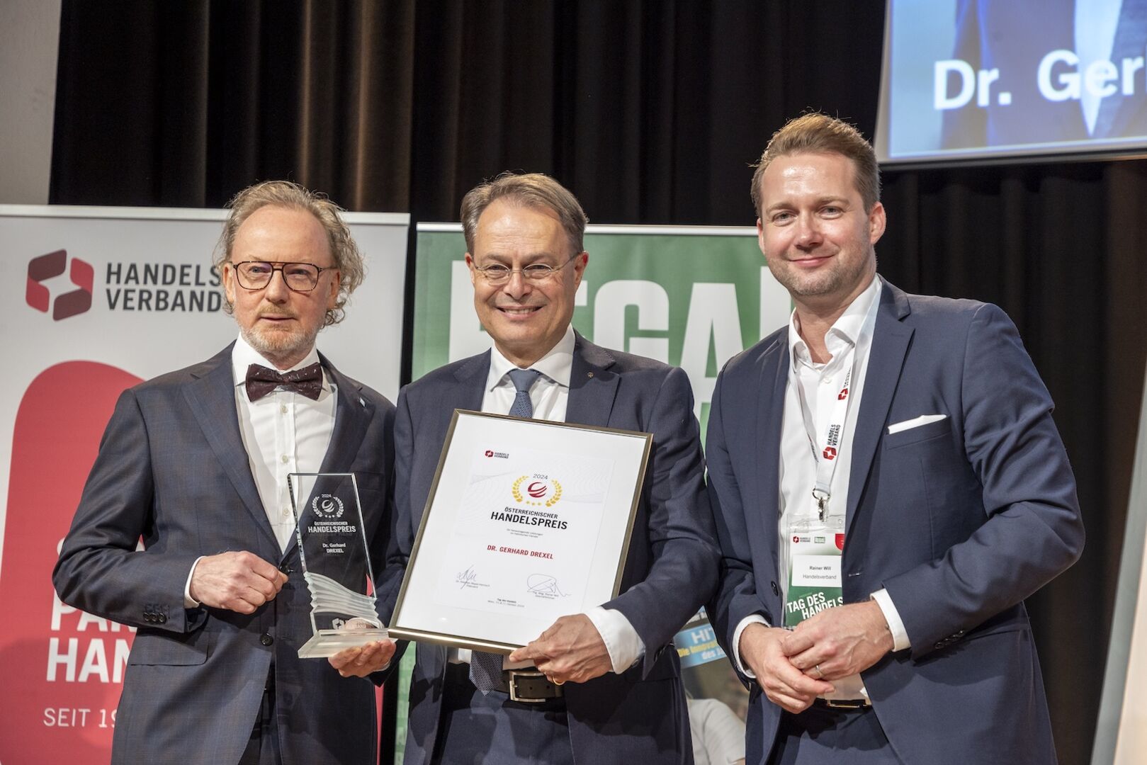Gruppenbild mit Urkunde auf der Bühne