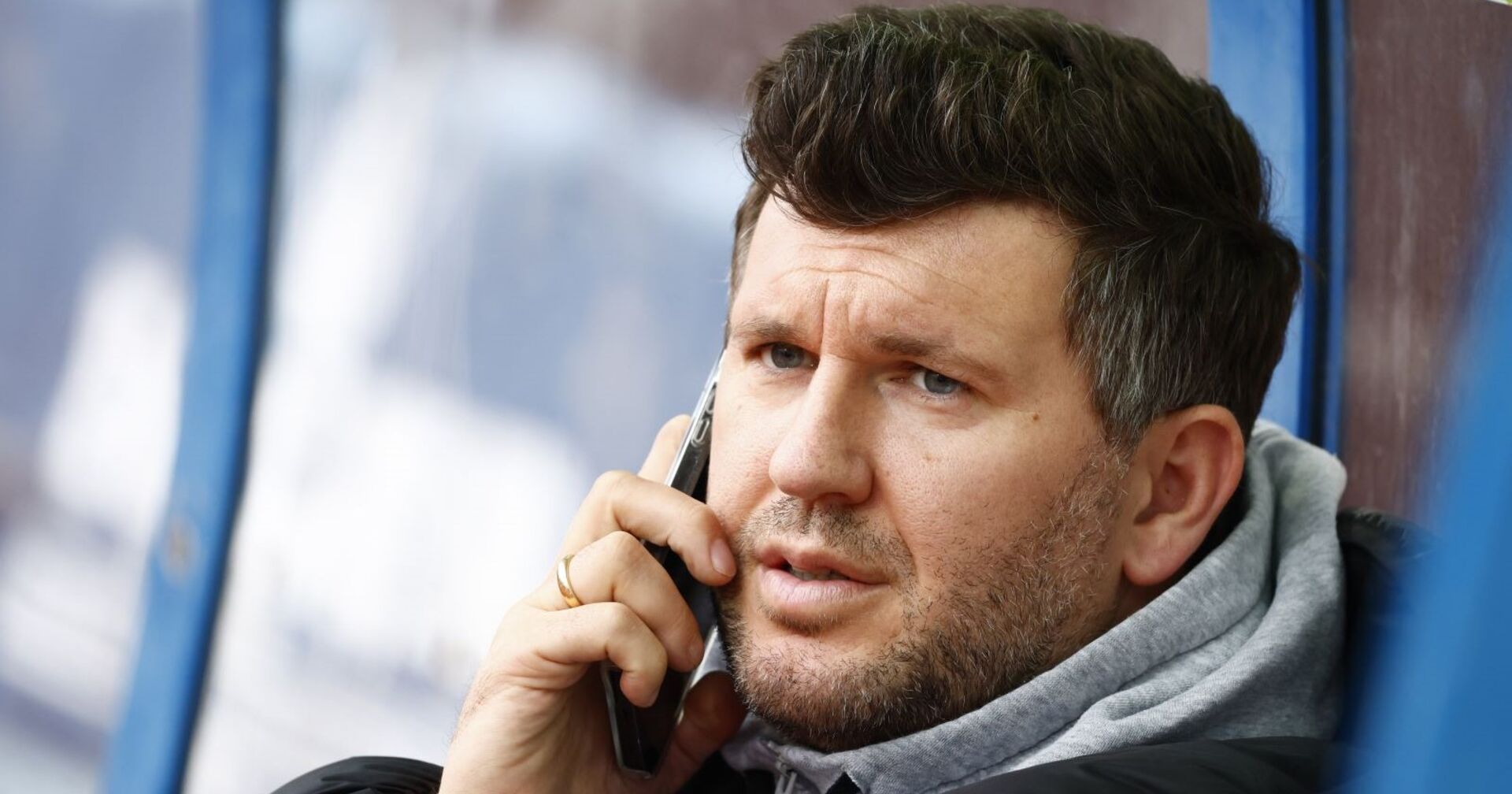 Andreas Schicker mit Telefon in der Hand