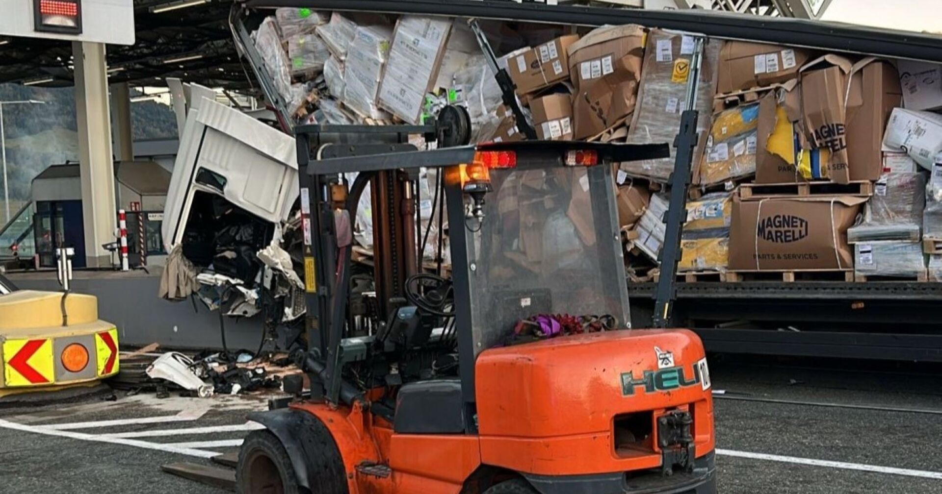 Der Unfall-Lkw in der Mautstelle Schönberg.