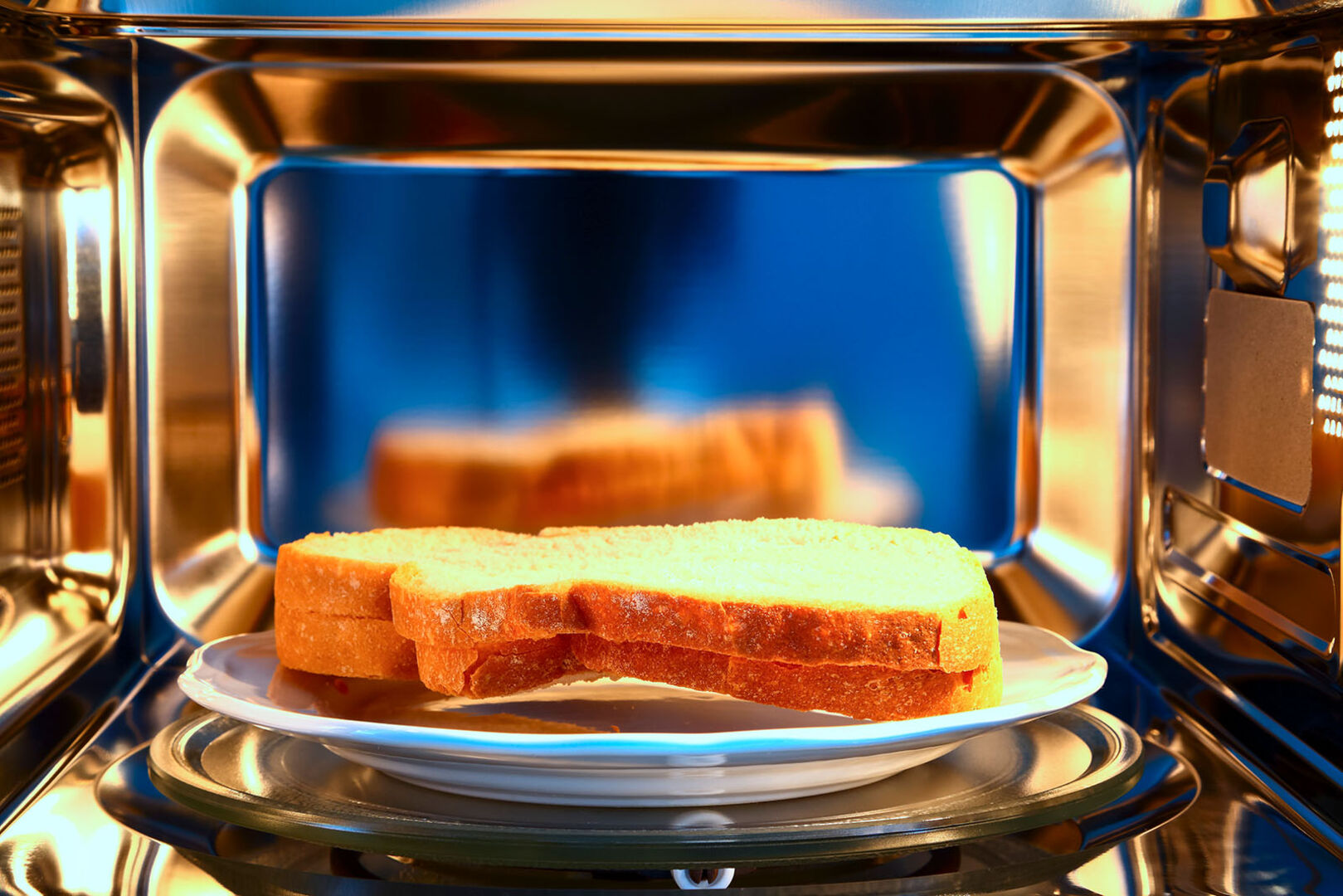 Brot in der Mikrowelle | Credit: iStock.com/Andrew Gardner