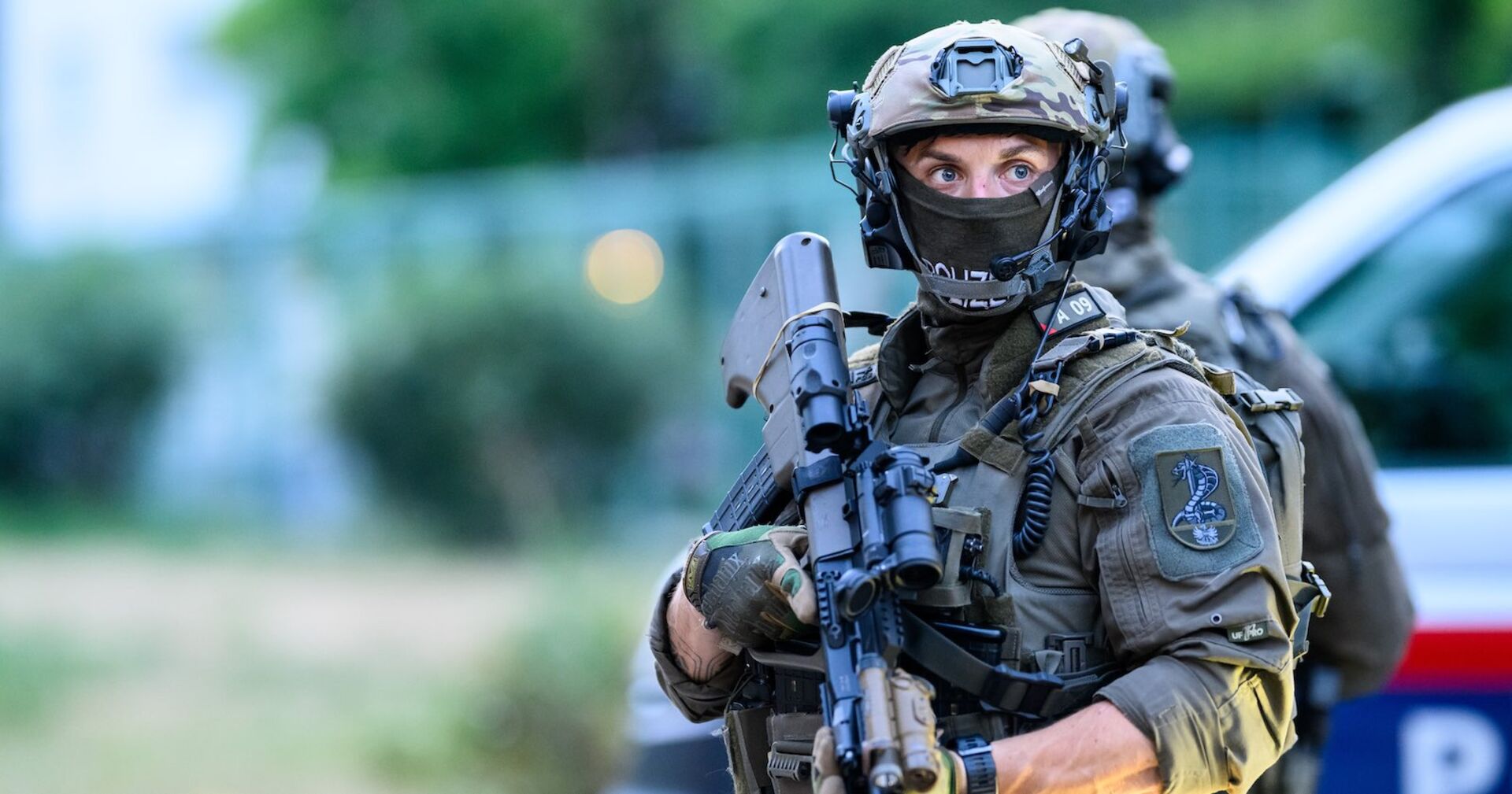 Cobra-Polizist in voller Montur.