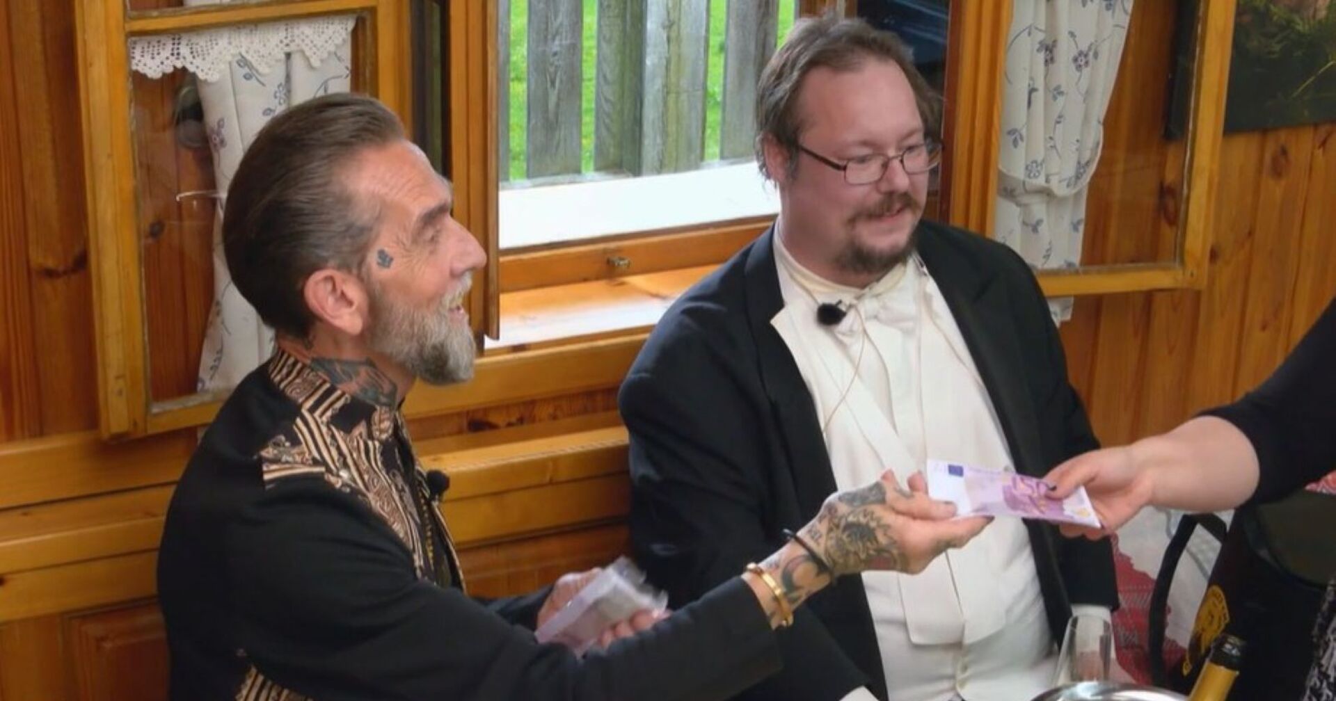 Käse-Millionär Roland Ludomirska und sein Butler verteilen Geldscheine