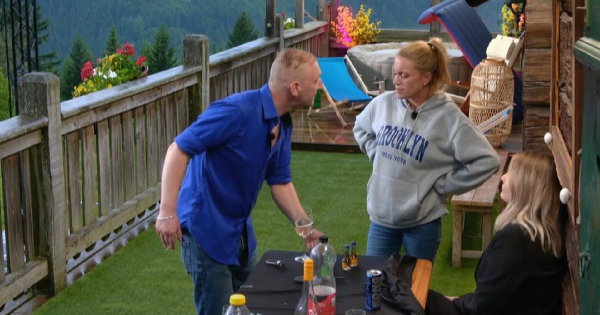 Specki schlägt wütend auf den Tisch