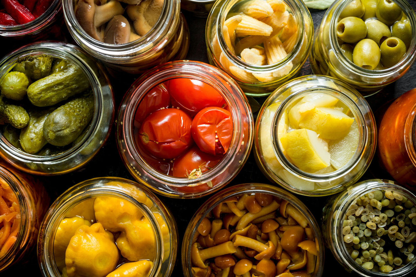 Gemüse in Gläsern | Credit: iStock.com/Olesia Shadrina