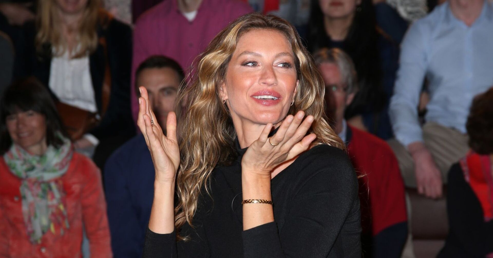 Gisele Bündchen schaut überrascht.