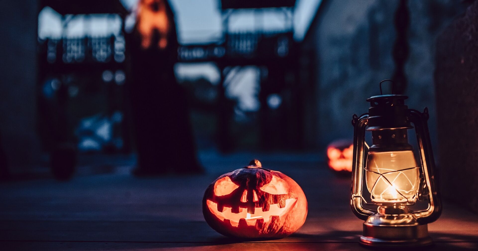 Ein Halloween-Kürbis und eine Laterne in der Nacht.