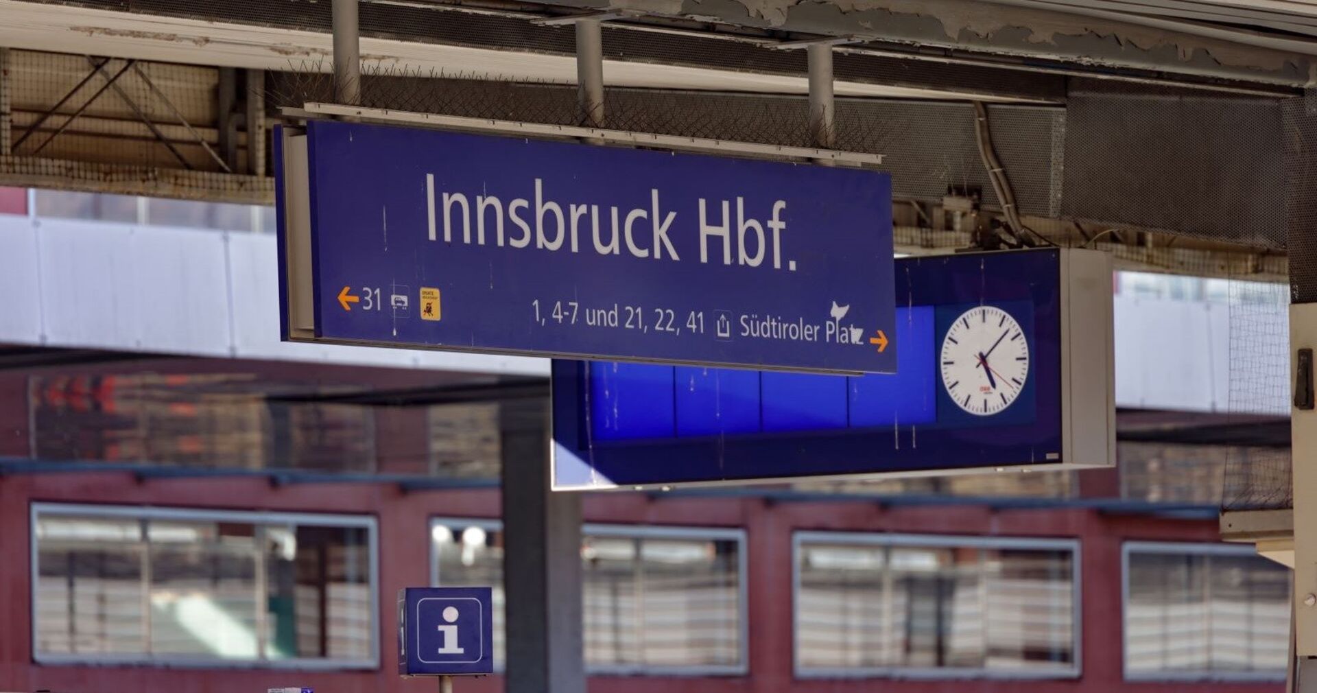 Bahnsteig und Anzeigetafel am Innsbrucker Hauptbahnhof.