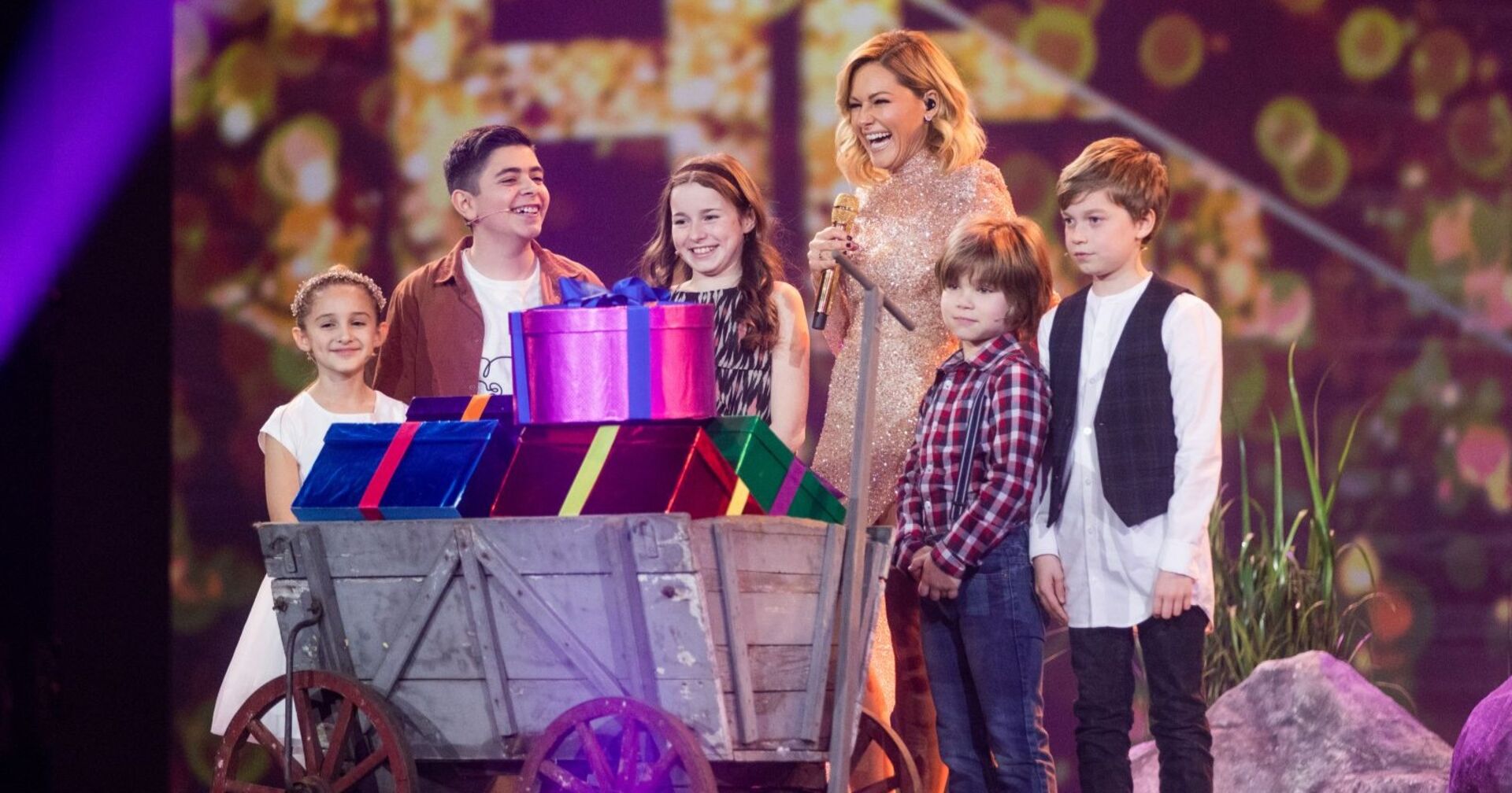 Helene Fischer mit Kindern auf der Bühne.