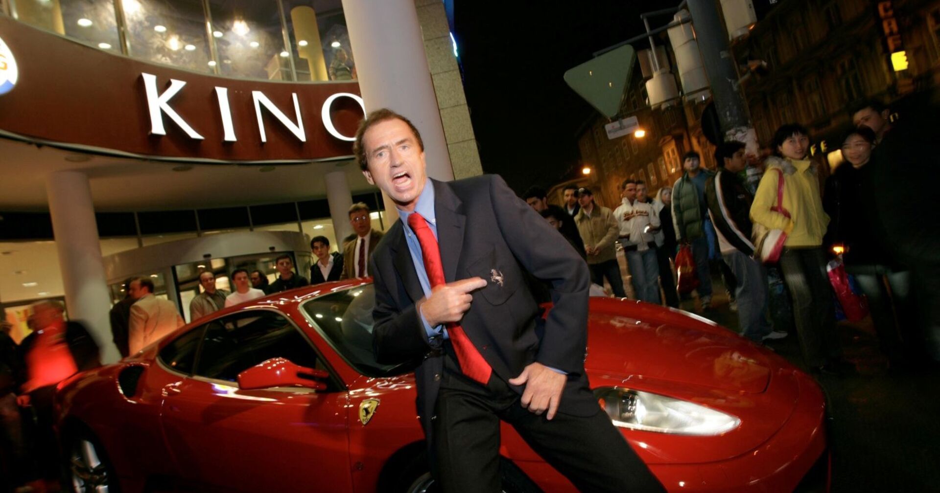 Heribert Kasper mit einem Ferrari vor dem Lugner Kino.