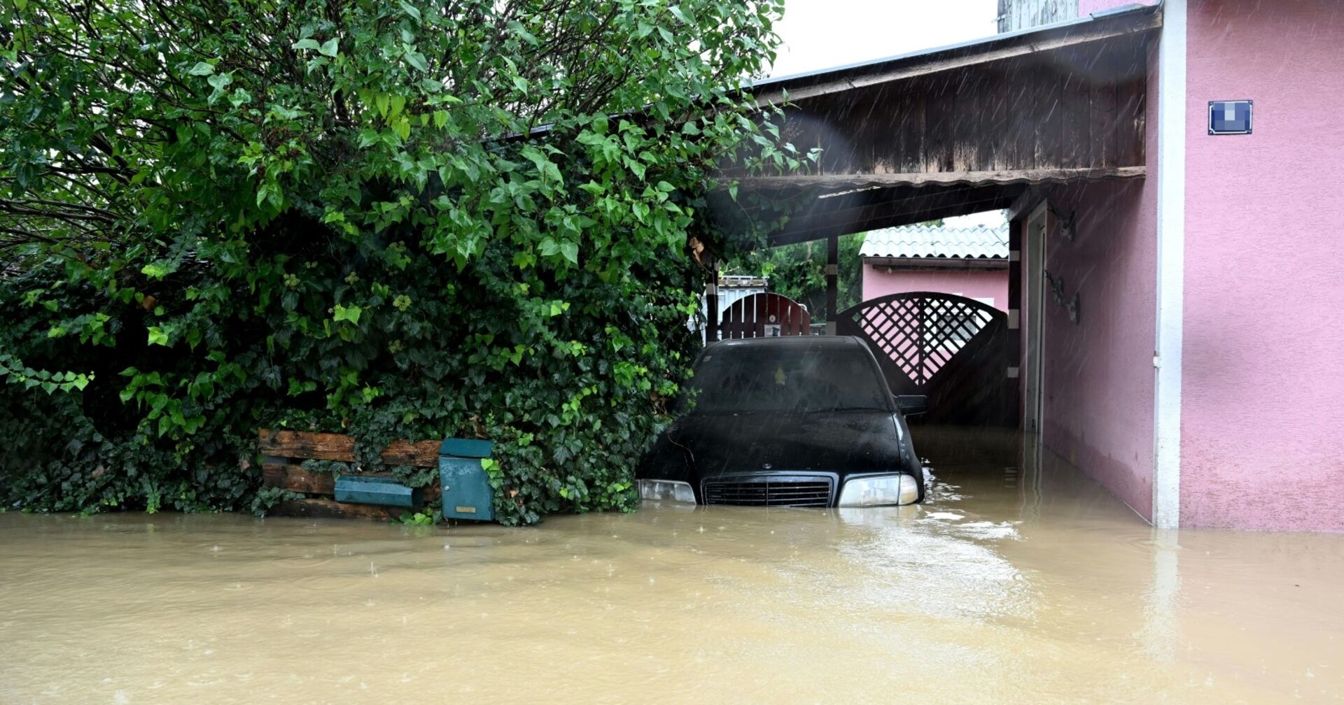 Auto unter Wasser in einer Garageneinfahrt