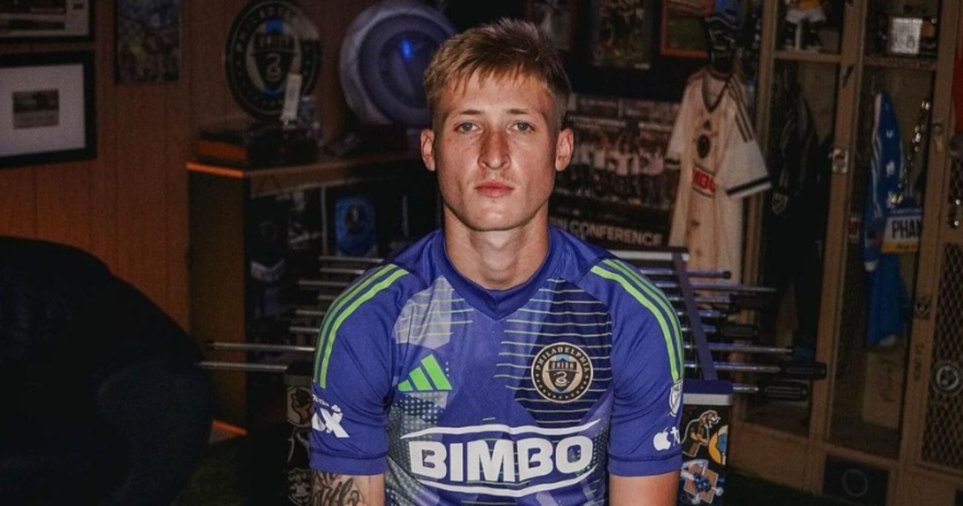 Holden Trent auf Instagram, sitzend in seinem Trikot