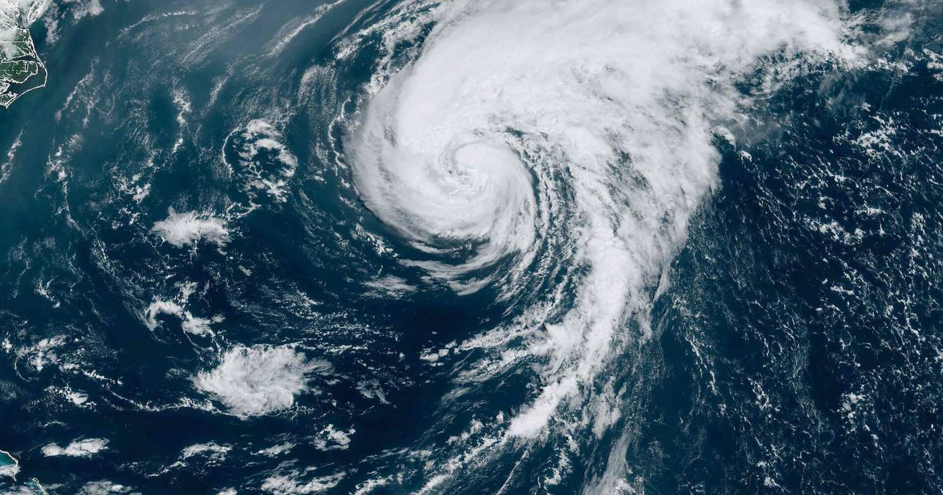 Satellitenbild eines Hurrikans über dem Atlantik.