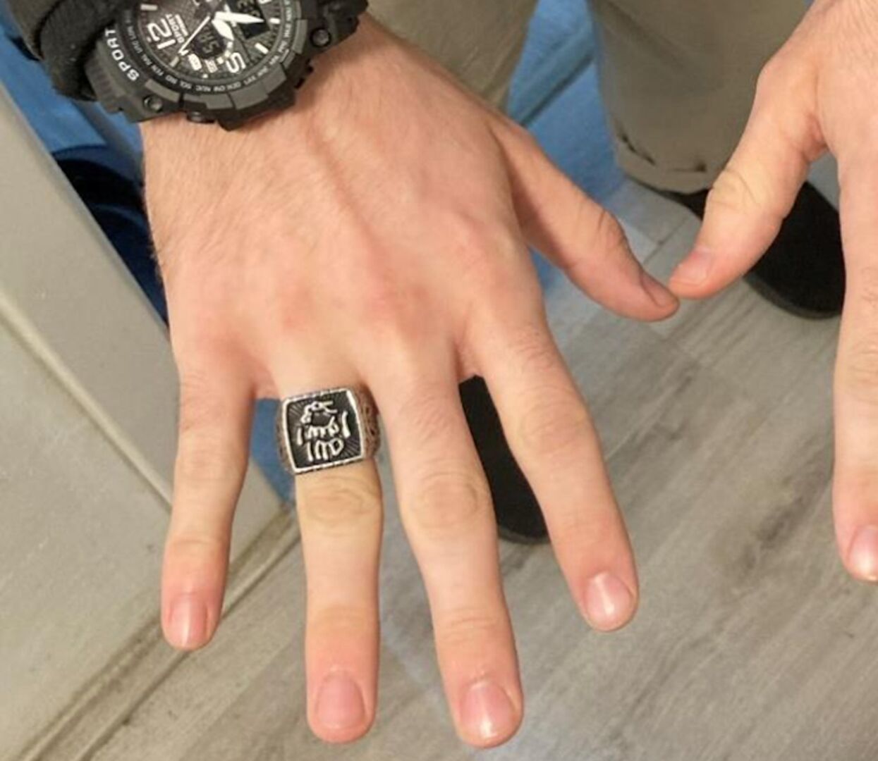 Ein Schüler mit einem IS-Ring am Finger.