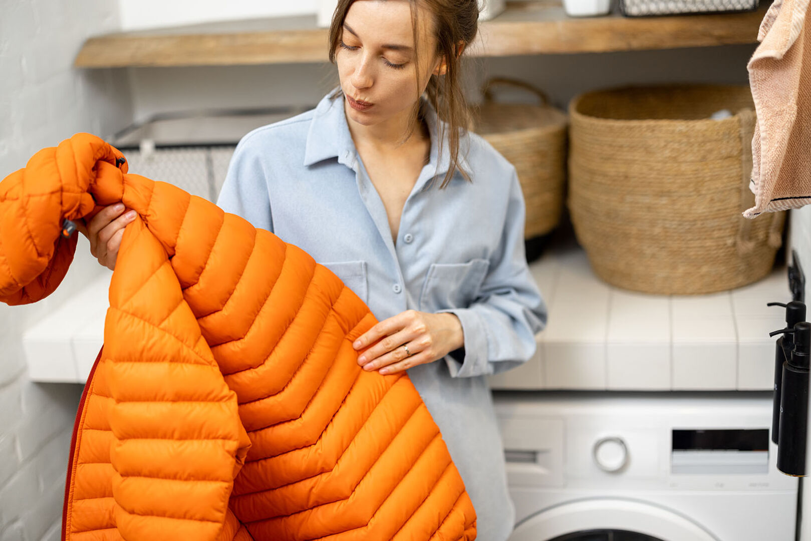 Frau will Jacke waschen | Credit: iStock.com/RossHelen