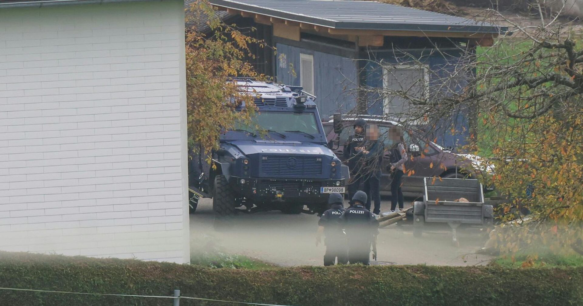 Beamten durchsuchen ein Haus im Raum Rohrbach.