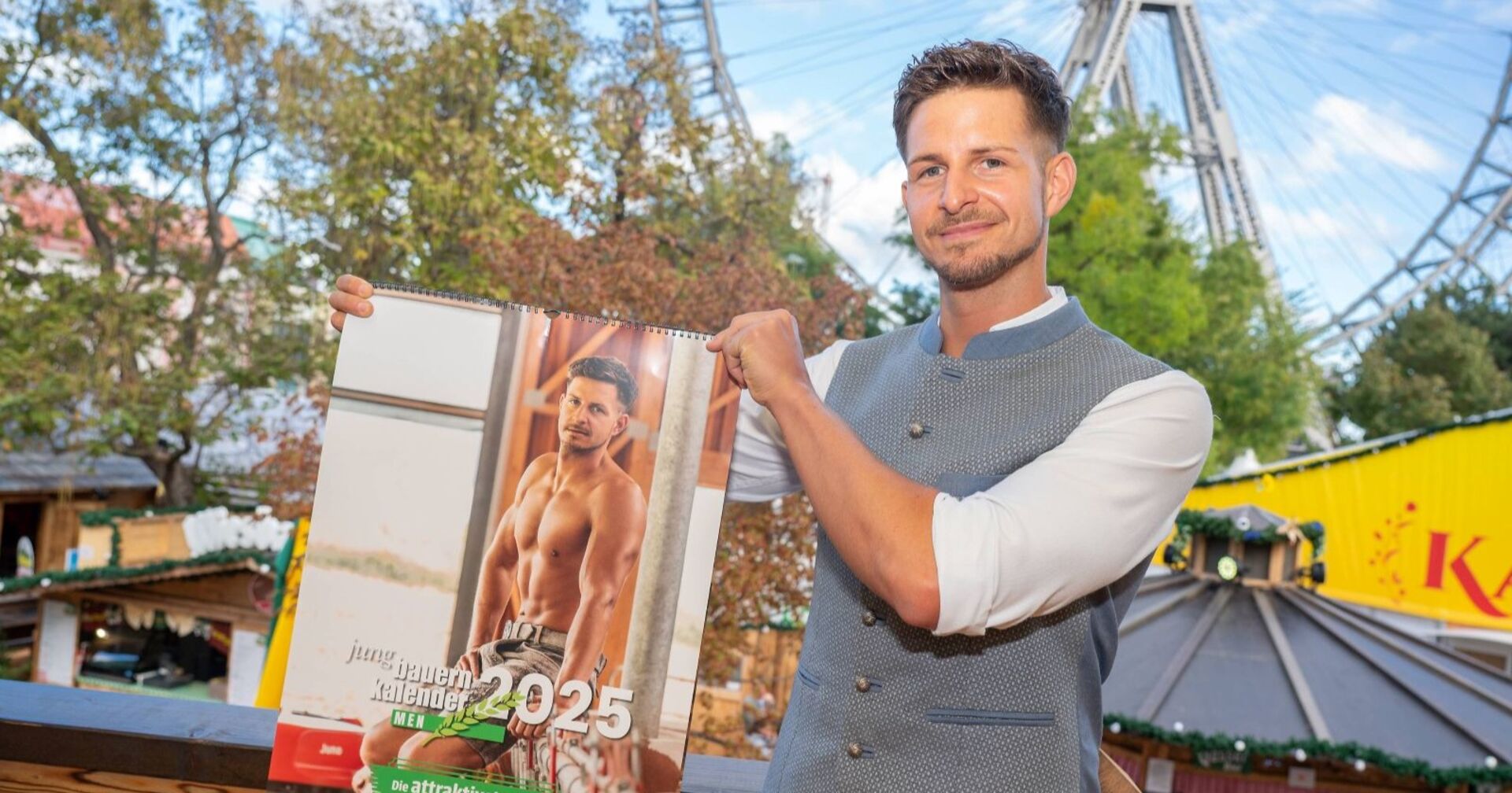 "Bauer such Frau"- Kandidat Stefan zeigt den Kalender.