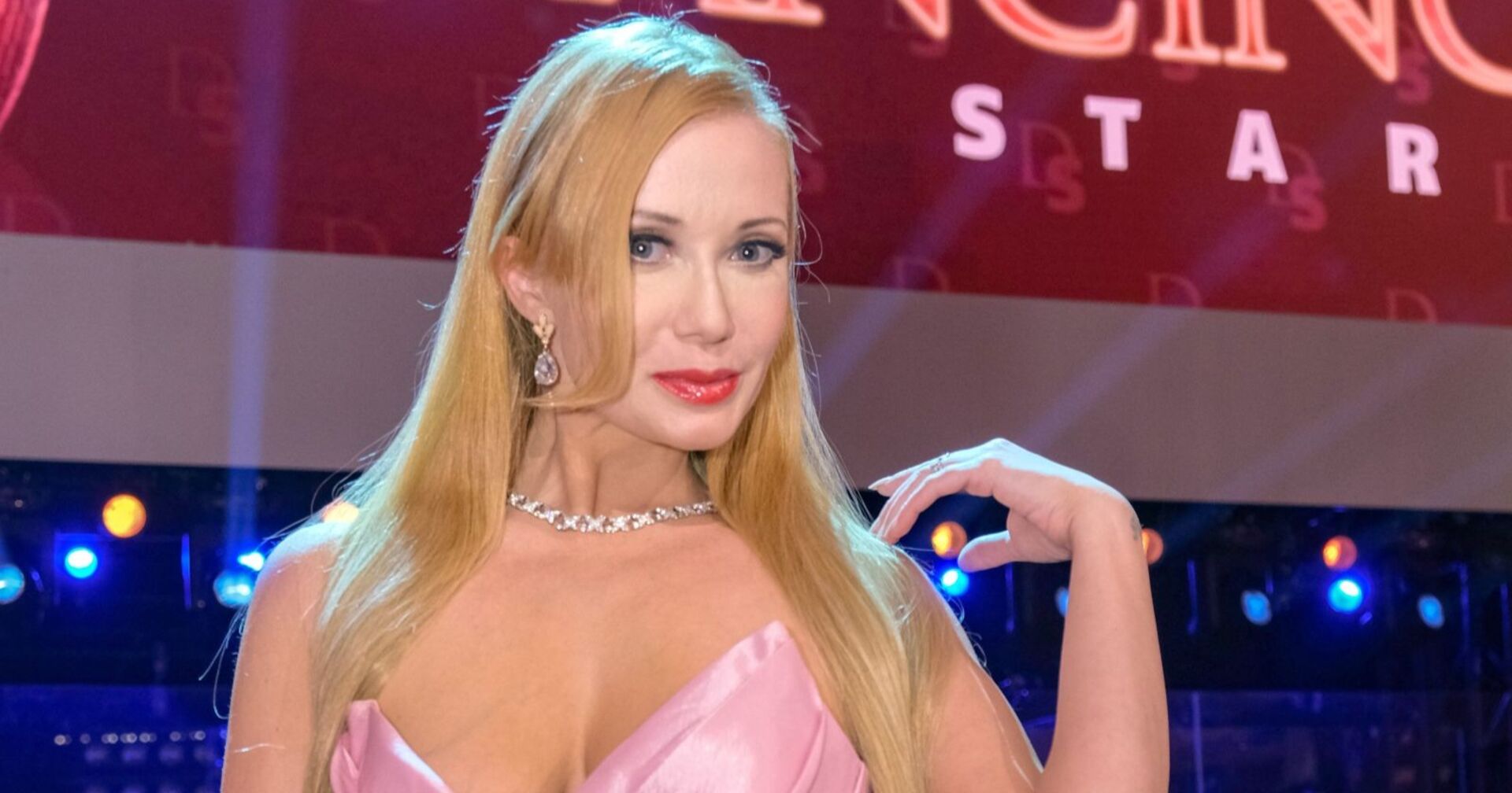 Karina Sarkissova blickt in die Kamera