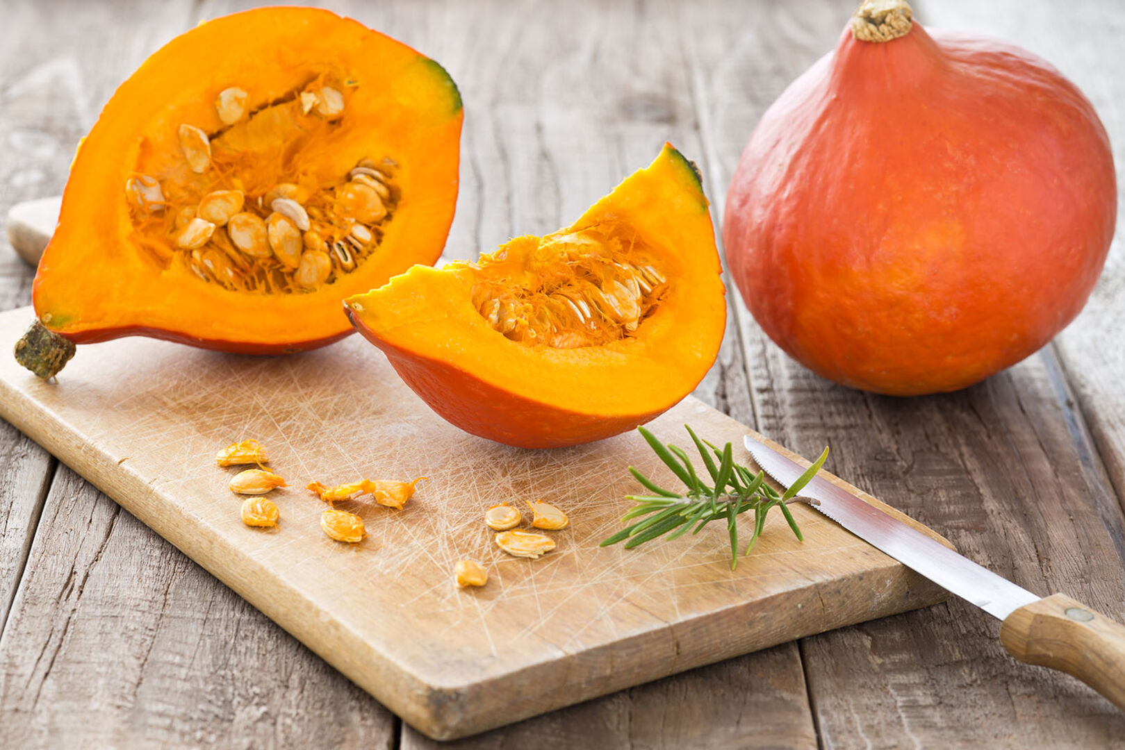 Aufgeschnittener Kürbis | Credit: iStock.com/MelanieMaier